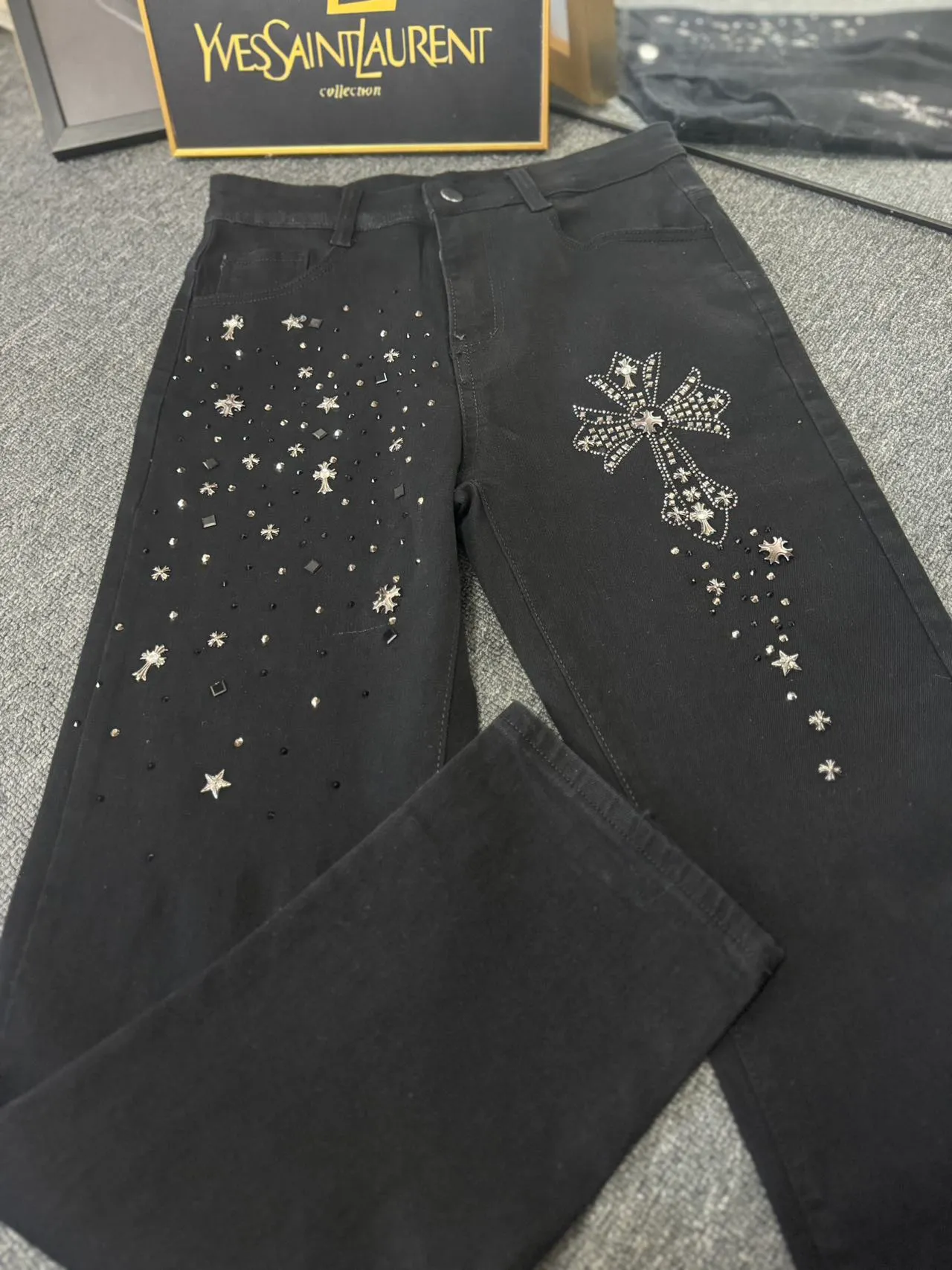 P180 ☞CHROME HEARTS✘Cro Heart Overseas Edition 24ss🔥New Heavy Industry Washed Embroidered American Retro Workwear Washed Jeans Loose Pants with Perfect Details Washed Denim Fabric is Wear-Resistant and Dirty Three-Dimensional Cutting Loose Fit Imported Machine Printing Will Not Crack and Fall Off After Repeated Washing Same Couple Style Color: Denim Blue Size: M-2XL Pants Length Waist Hips M 96 76 106 L 97 80 110 XL 98 84 114 2XL 100 88 118